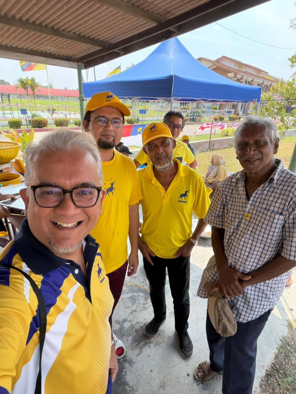 Aman Akil bergambar bersama beberapa tetamu dan ahli pasukan di Kenduri BERSAMA #02.