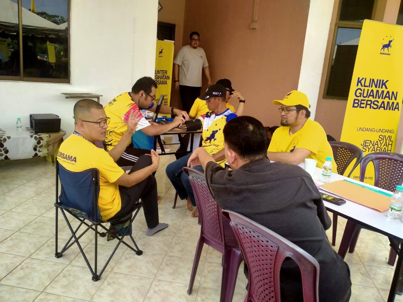 Aman Akil berbual bersama tetamu di ruang khidmat komuniti semasa kenduri.