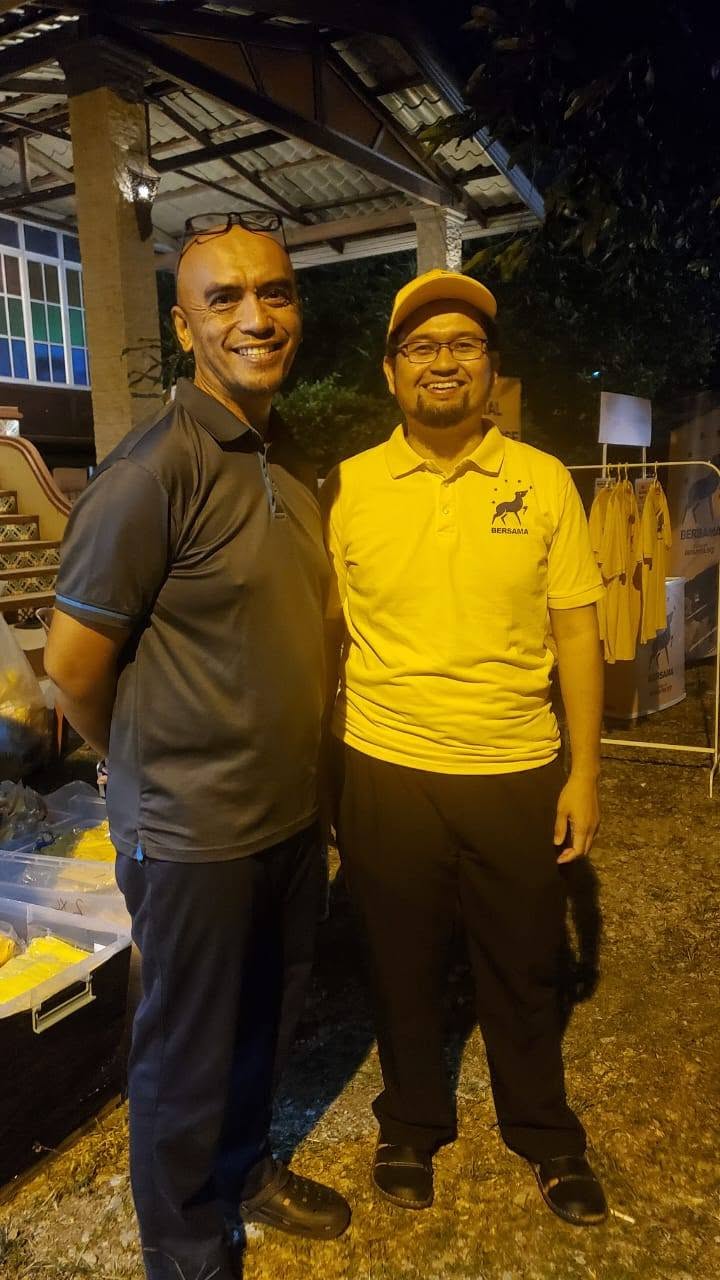 Aman Akil bergambar bersama seorang tetamu semasa program Ceramah Trak Kancil.