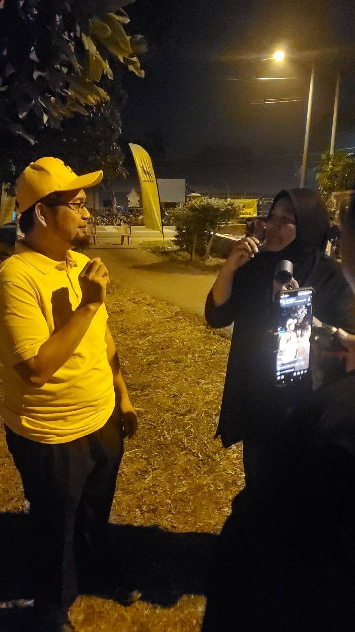 Aman Akil berbual dengan seorang wanita sambil perbualan dirakam menggunakan telefon.